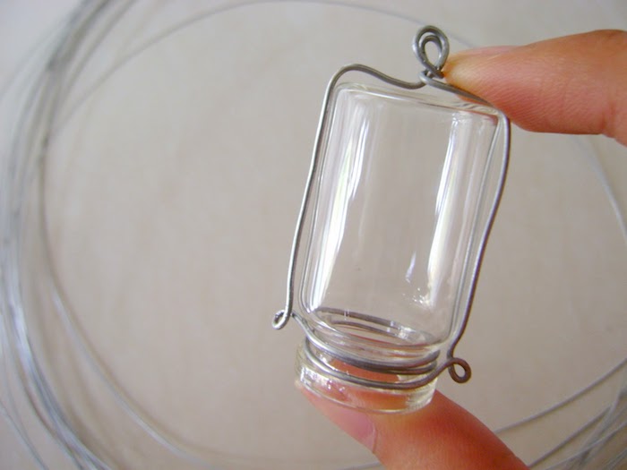 eine kleine durchsichtige flasche und eine hand, eine flasche für kontaktlinsen, bastelideen für erwachsene