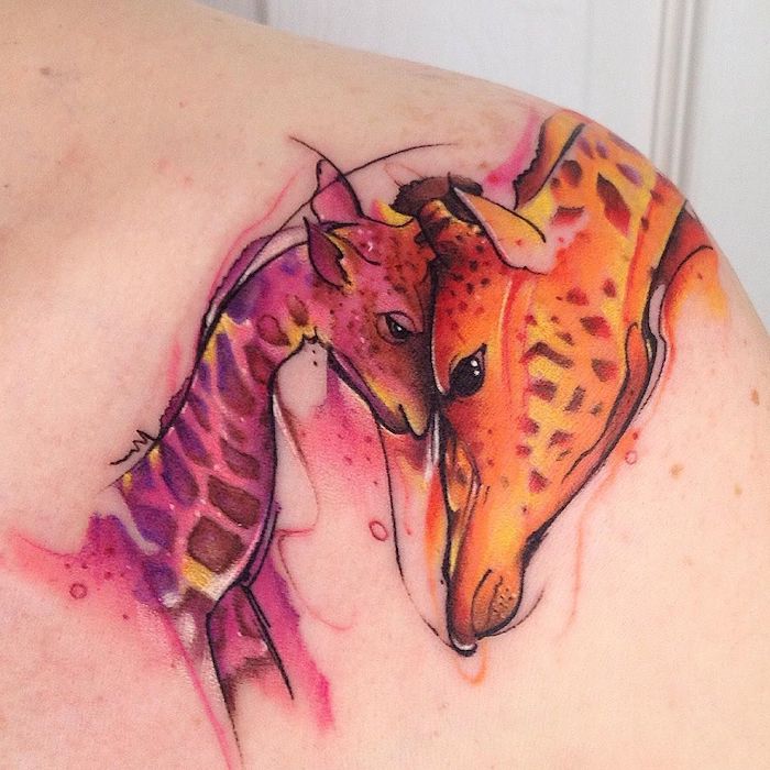 gelbe und violette giraffen mit schwarzen augen, eine junge frau mit einem rücken tattoo watercolor