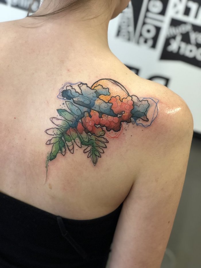 ein tattoo watercolor rücken mit grünen blättern, einer gelben sonne und großen blauen wolken, frauen tattoo motive