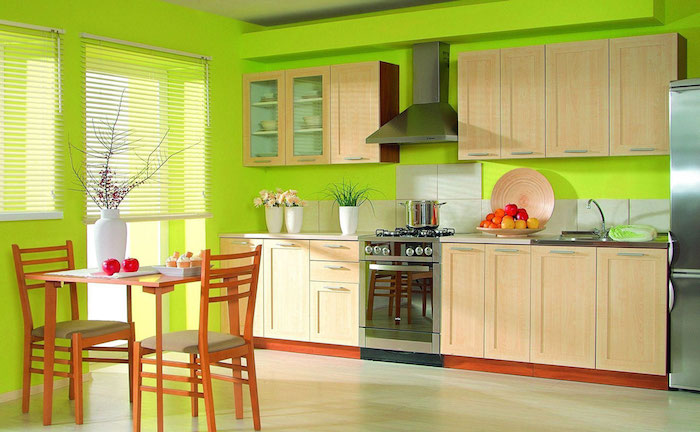 ein tisch aus holz und zwei braune stühle aus holz, eine küche mit grünen wänden und mit braunen möbeln, wand streichen muster