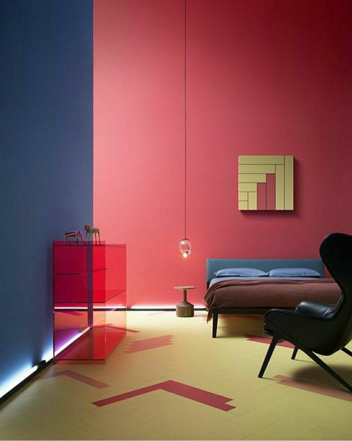rote Wand im Schlafzimmer, welche Farben passen zusammen, rote Regal, die andere Wand ist blau