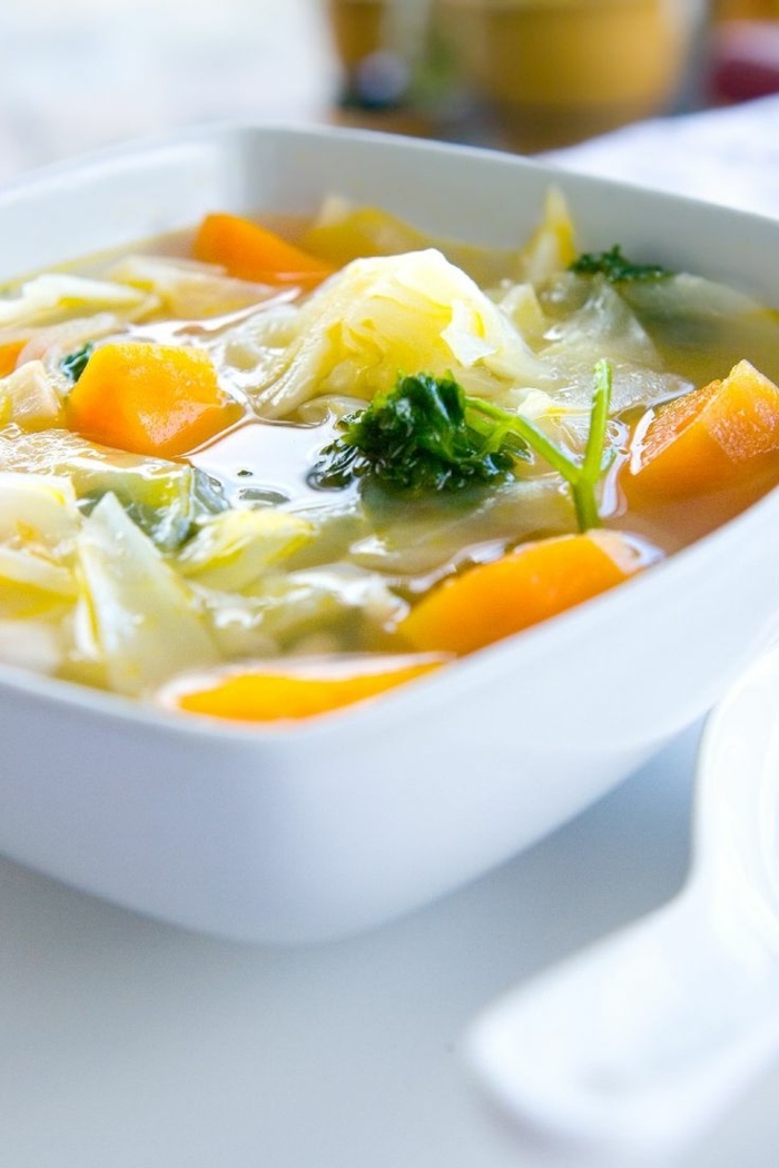 eine Suppe mit Suppengrün, gesunde Ernährung Rezepte, schnelles und leichtes Rezept