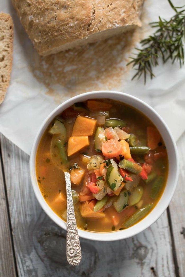 eine grüne Suppe, gesunde Ernährung Rezepte, Karotten und Tomaten in der Suppe