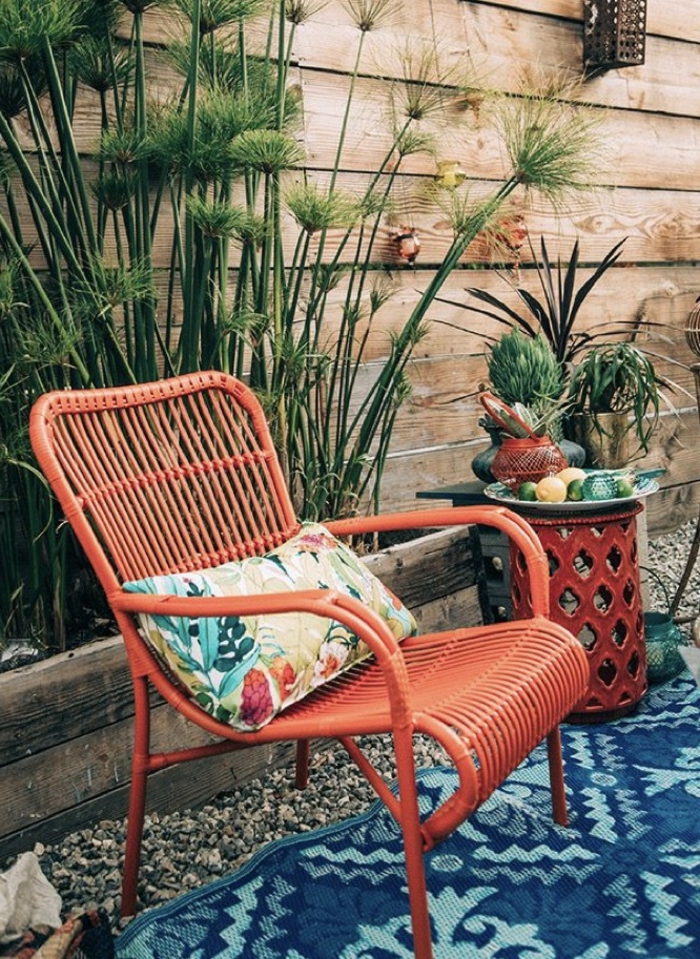 ein roter Stuhl mit buntem Kissen, blauer Teppich, ein runder Tisch, welche Farben passen zusammen