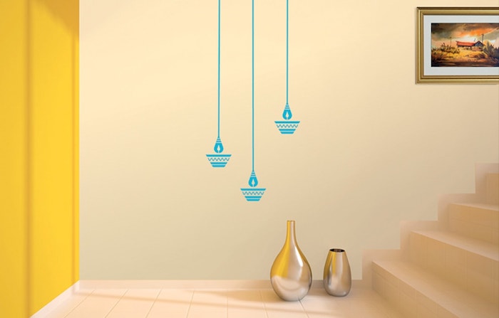 eine treppe und kleine vasen aus metall und eine gelbe farbe und eine wand mit blauen lampen und einem bild, wandgestaltung ideen seber machen