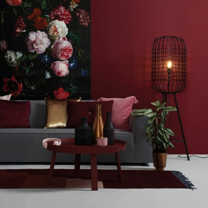 ein graues Sofa, rote Wände, buntes Bild mit schönen Blumen, welche Farbe passt zu Grau