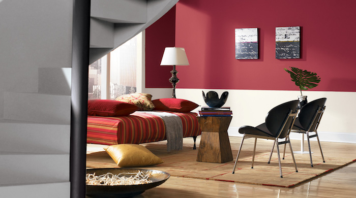 große graue treppe und ein boden aus holz und zwei schwarze stühle und ein rotes sofa mit roten kissen und eine große weiße lampe und eine rote wand, wand streichen ideen 
