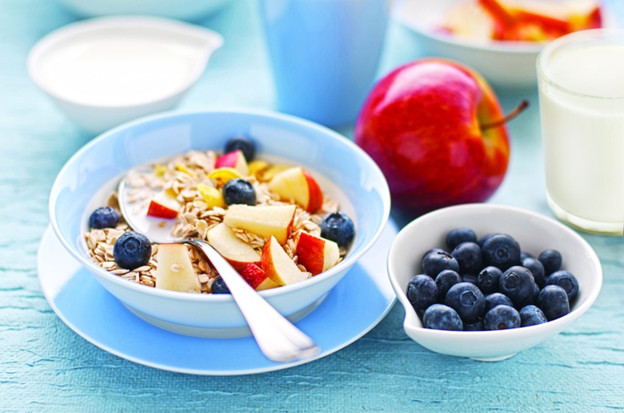 gesunde küche am morgen, gutes frühstück genießen heißt gute laune und energie in den tag, joghurt mit blaubeeren, apfeln und müsli