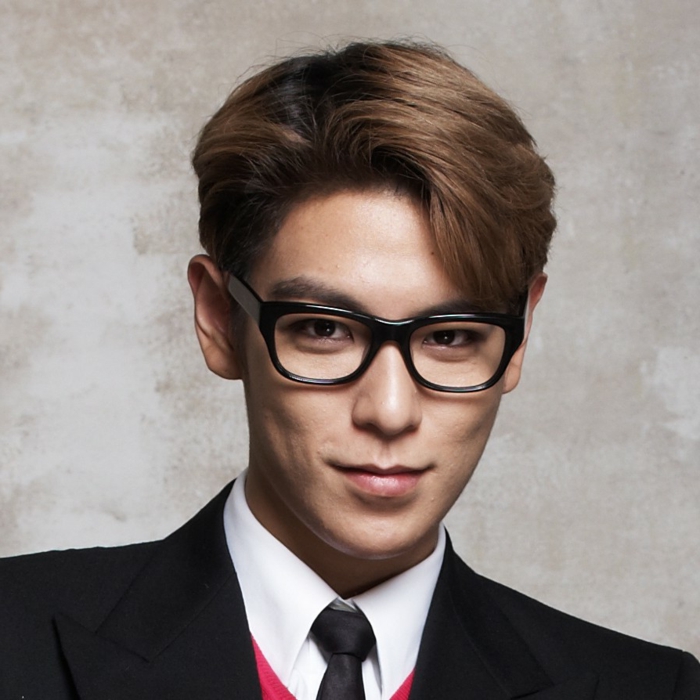 ein eleganter Koreaner mit dünnen Gesicht, Brillen mit schwarzen Rahmen, Herren Frisuren 2018