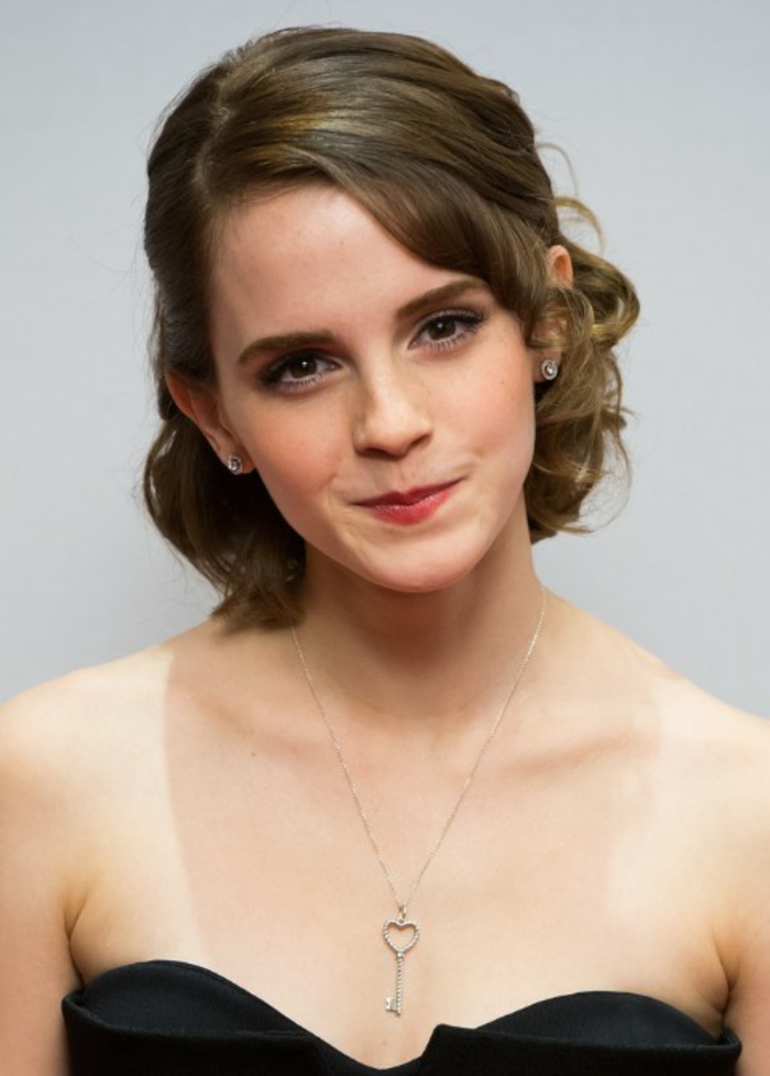 Emma Watson, ovales Gesicht, braune Haare, eine Hochsteckfrisur, Frisur testen, schwarzes Kleid