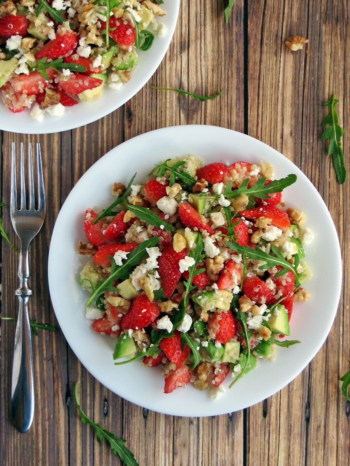 Avocado Salat mit Erdbeeen, Rukola, Nüssen, ein leckerer Salat zu Erdbeeresaison
