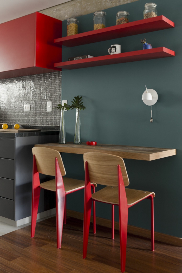 Wandfarbe Küche Grau, rote Regale, weiße Lampe, silberne Vasen, Parkett Boden
