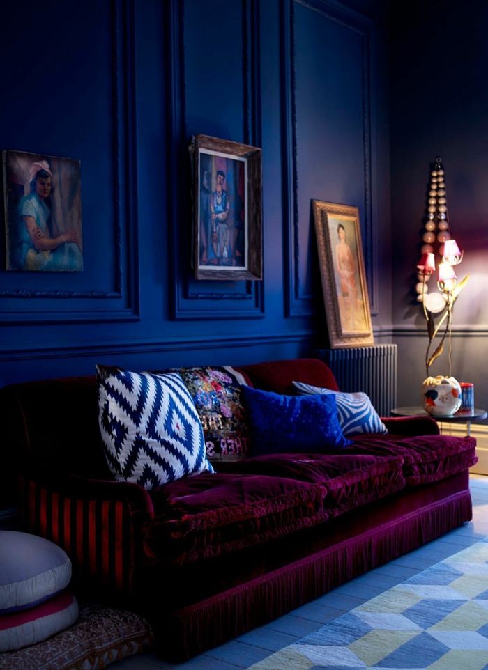welche Farbe passt zu Bordeauxrot, blaue Wände in Wohnzimmer, bunte Bilder
