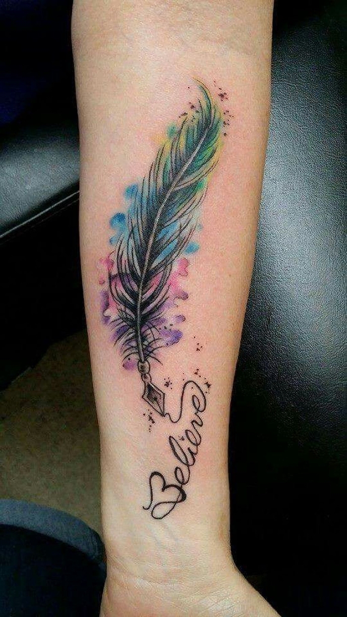 frauen tattoo motive, eine hand mit einem großen farbigen tattoo mit einem langen bunten feder, watercolor tattoo ideen