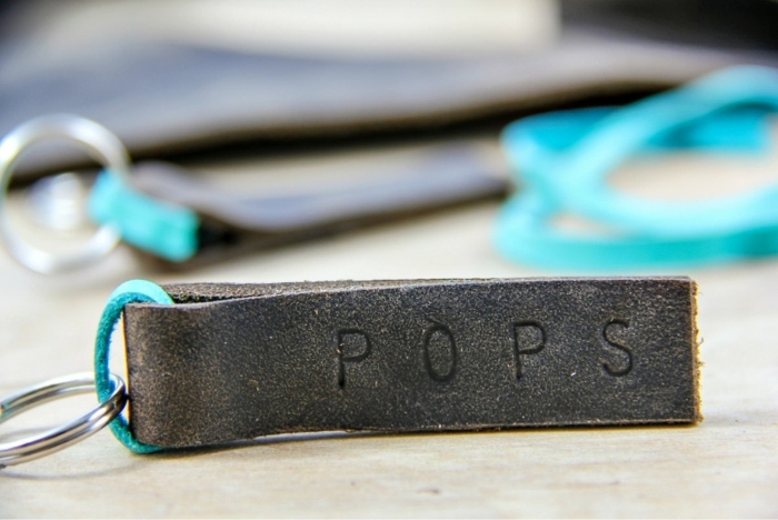Schlüsselanhänger selber basteln als Geschenk zum Vaterstag mit Aufschrift Pops