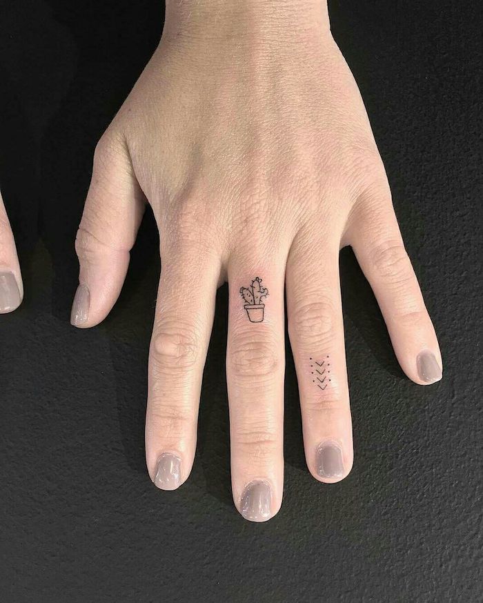 Kleine Finger Tattoos, Kaktus Tattoo am Mittelfinger, Nude-Nagellack