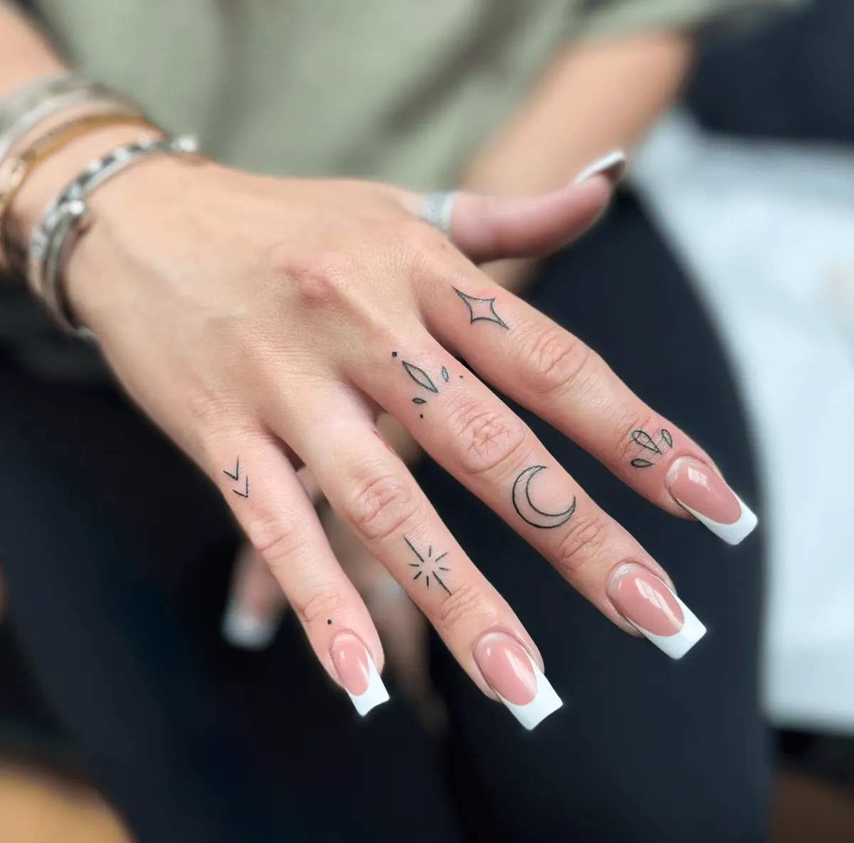 finger tattoo ideen für frauen mond sterne