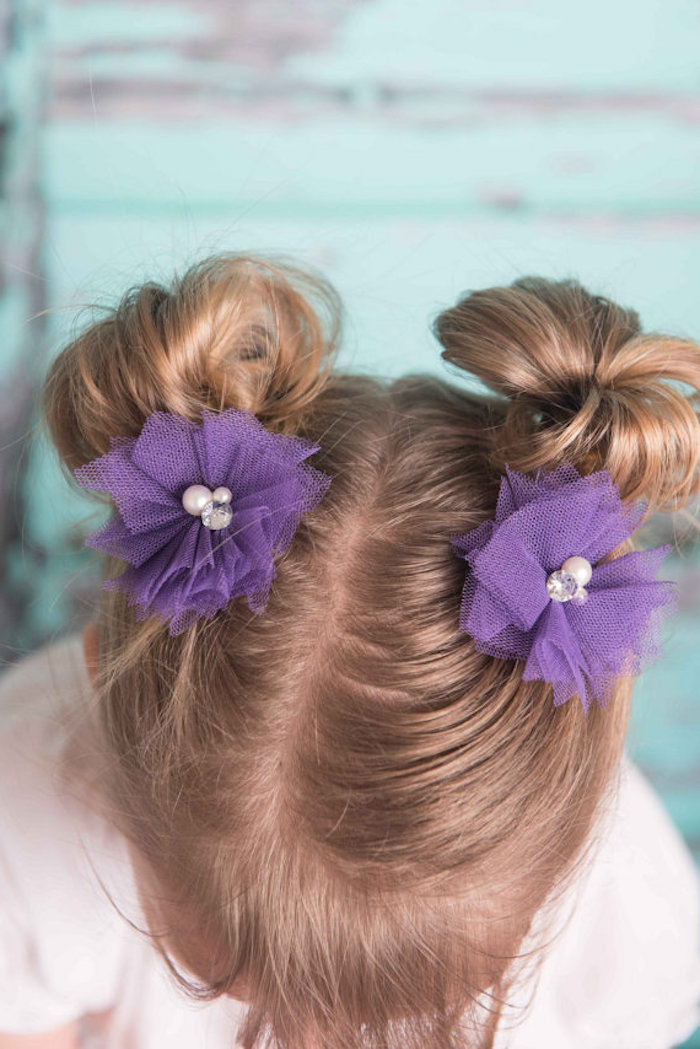 Schöne Frisuren für Mädchen, Double Bun, lilafarbene Haarblüten mit Perlen und Kristallen, hellbraune Haare