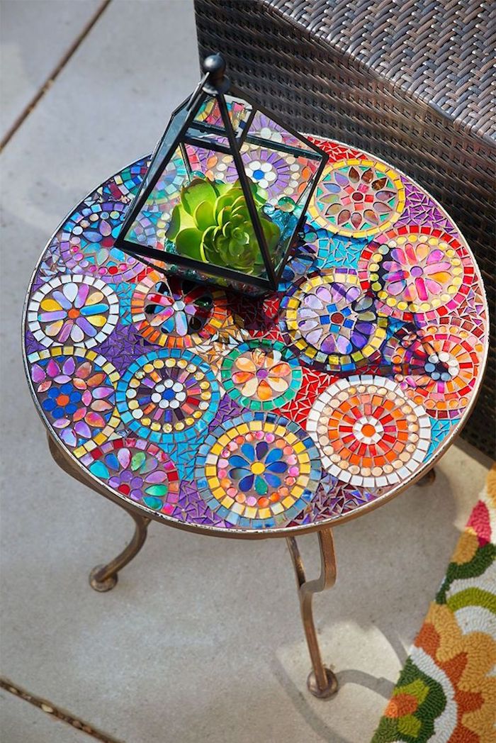 gartendeko selbstgemacht, tisch dekoriert mit mosaik, stücke glas in verschiedenen farben, florrarium