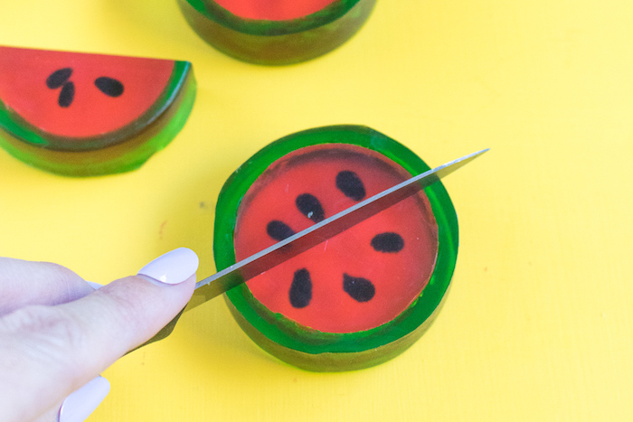 Wassermelonen Seifen selbst herstellen, Stück mit Messer halbieren, Idee für DIY Geschenk