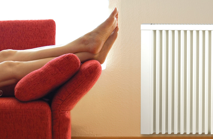 geld sparen beim heizen, rotes sofa, zentrallheizung modernisieren, hilfreiche spartipps