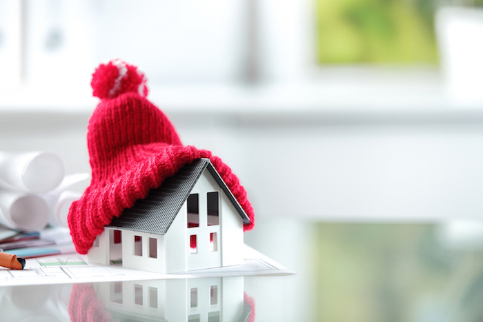 geld sparen, richtig heizen, weißes haus, rote mütze mit bommel, spartipps