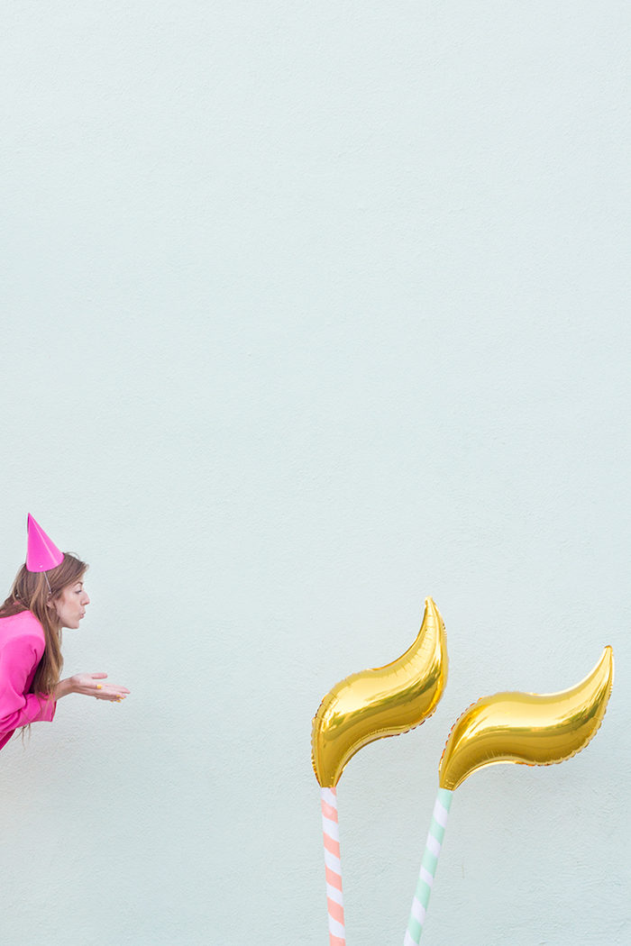 Ballons in Form von Kerzen, coole Idee für Geburtstagsdeko, Frau mit pinkem Partyhütchen