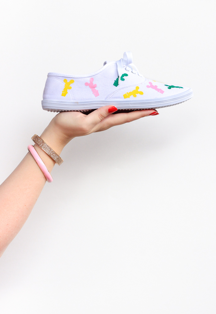 Coole Idee, wie man Sneaker selber dekoriert, mit Textilfarben kleine Kakteen zeichnen, mithilfe Schablone