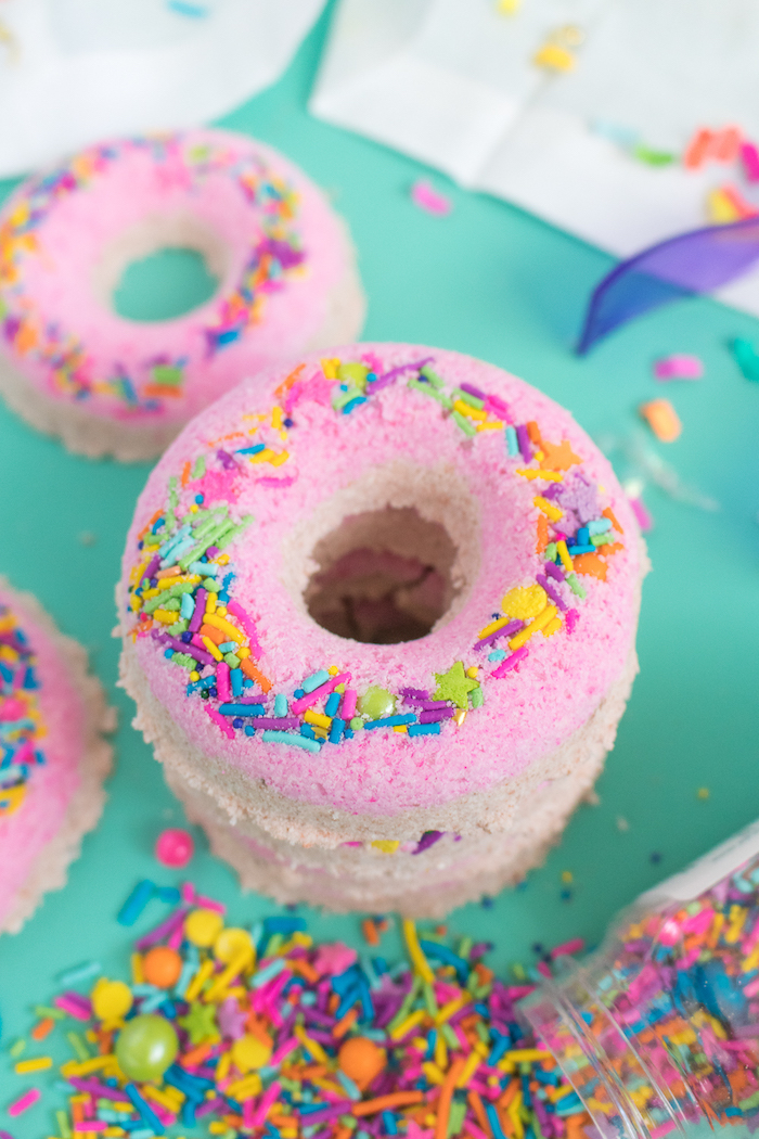Donuts Badekugeln mit Zuckerstreuseln, DIY Geschenk für Freundin, selbstgemachte Geschenke zum 18 Geburtstag