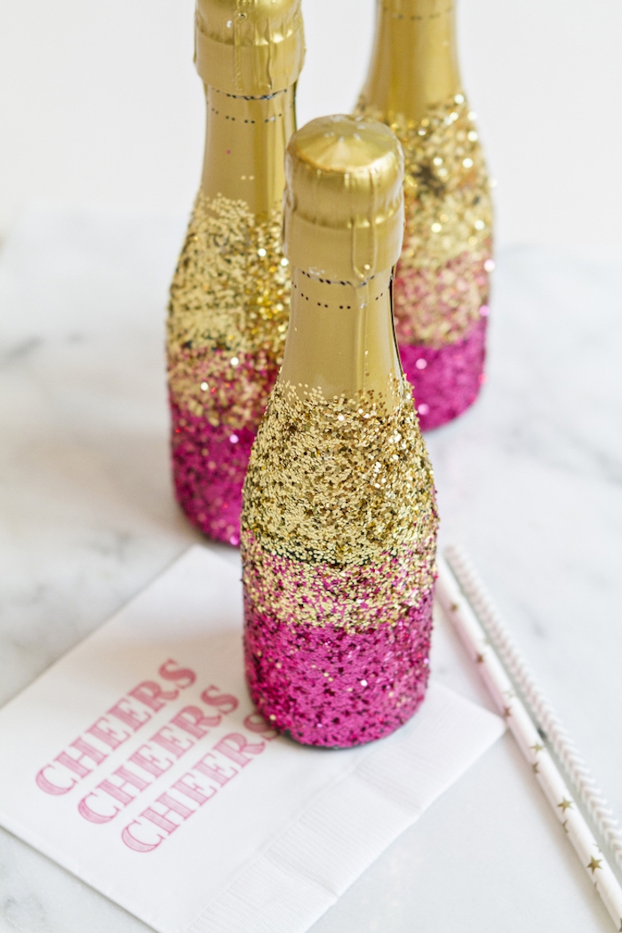 Champagner Flaschen mit goldenem und violettem Glitter verzieren, Geschenk zum 18 Geburtstag