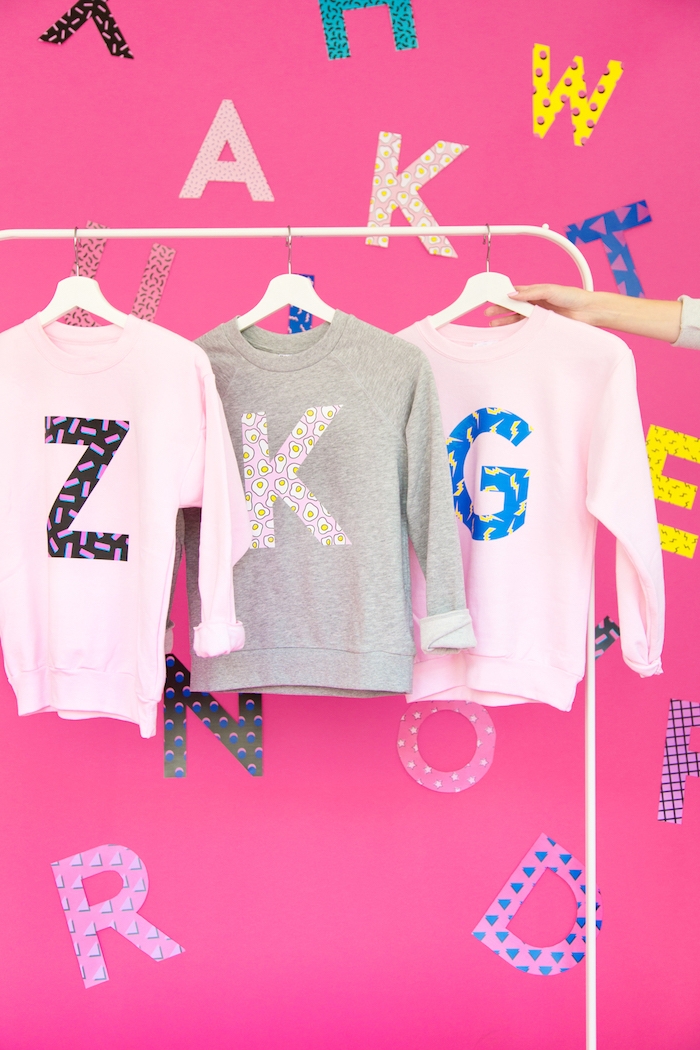 Sweatshirts selbst bedrucken, mit großen bunten Buchtaben auf der Vorderseite, DIY Geschenkidee zum Geburtstag