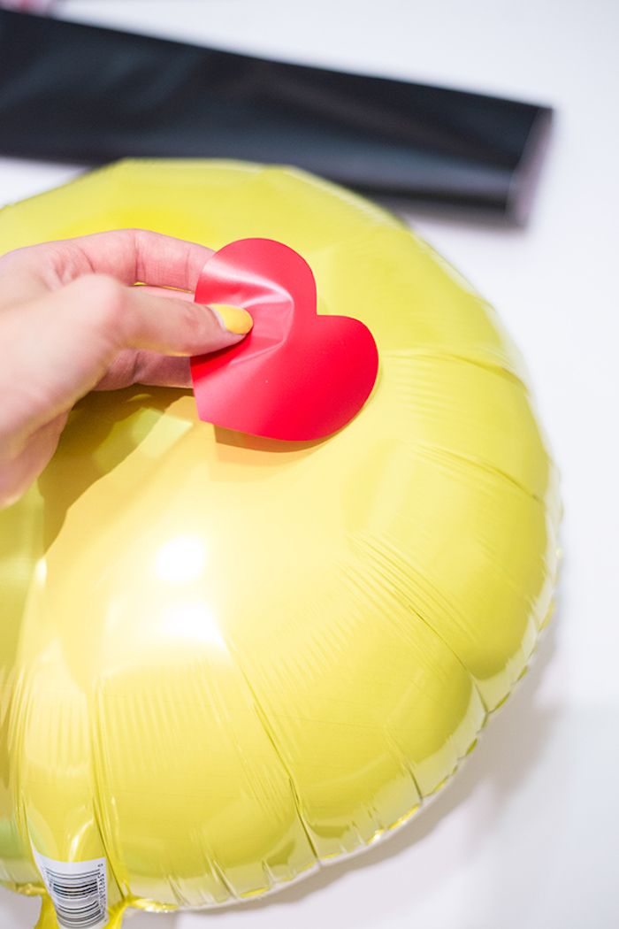 Emoji Ballons selbst gestalten, Herzen für Augen kleben, Geburtstagsdeko selber machen, Überraschungsparty planen