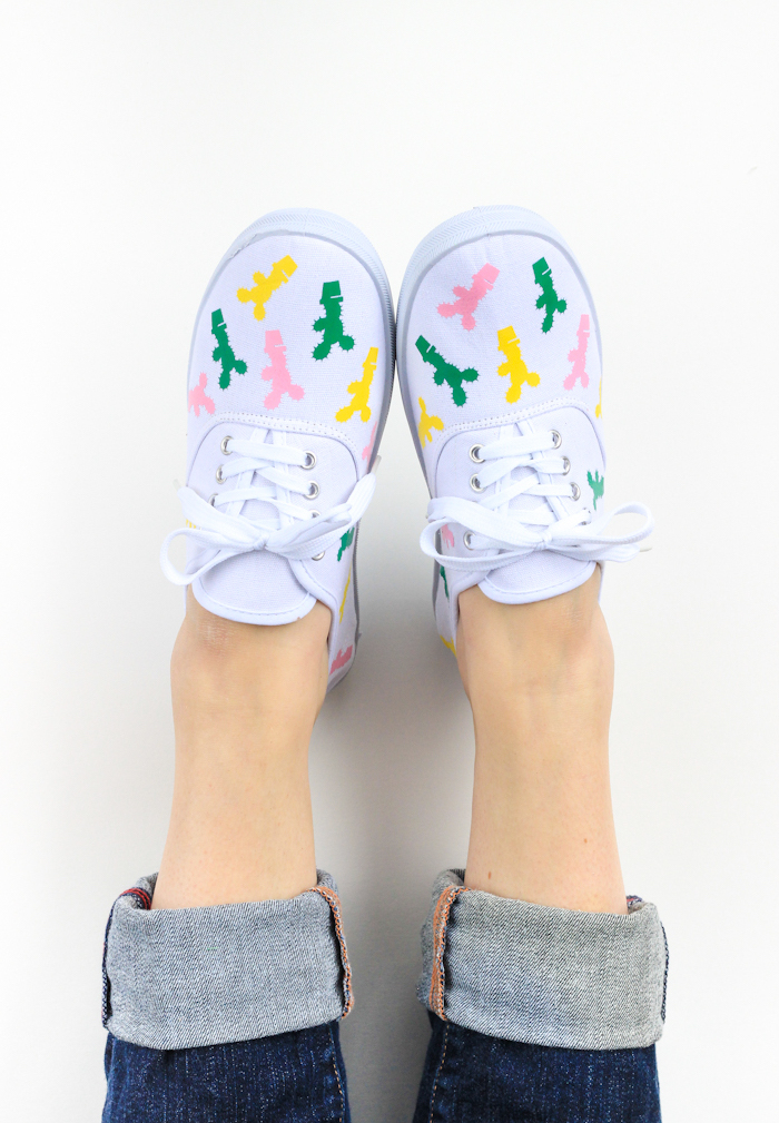 Weiße Sneaker mit Textilfarbe dekorieren, kleine bunte Kakteen, DIY Geschenkidee für Teenager