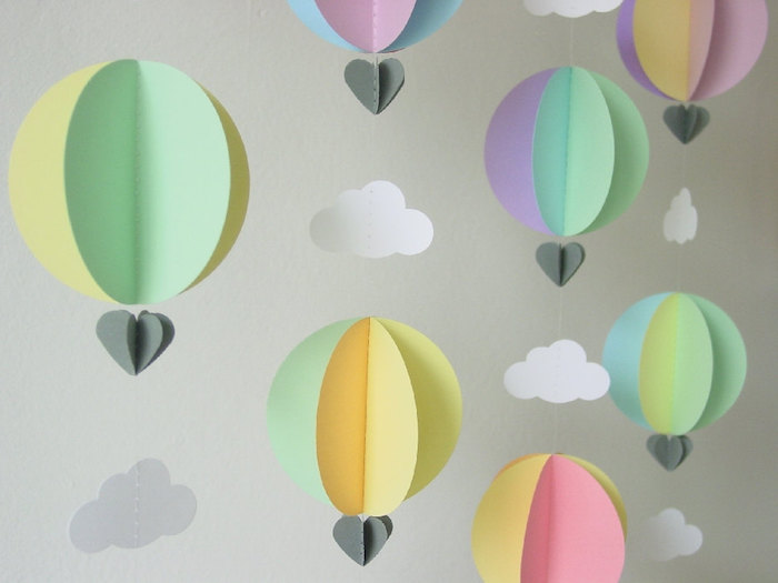 geschenke zum geburt basteln, 3d ballons aus buntem papier, weiße wolken, selbstgemachtes mobile