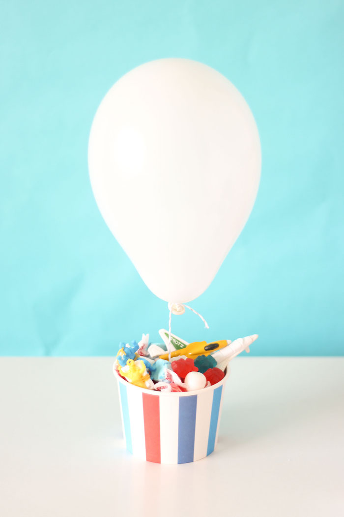 weißer ballon, geschenke zum geburt basteln, papierbehälter mit kleinen spielzeugen