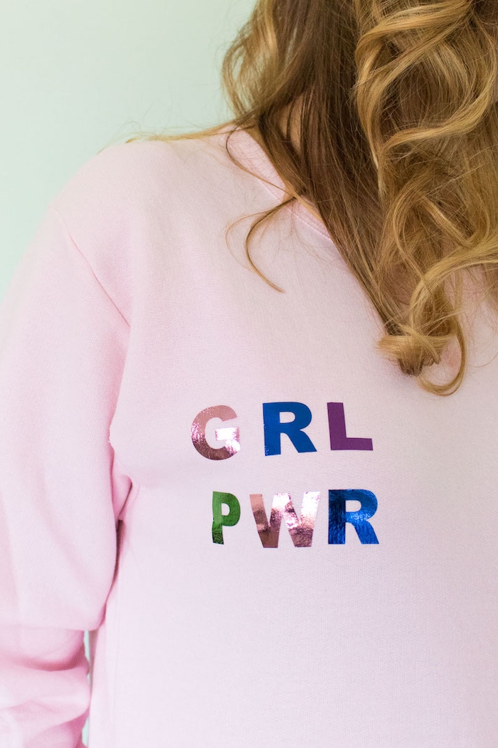 Sweatshirt selbst bedrucken, Aufschrift Girl Power, DIY Ideen für Geburtstagsgeschenke