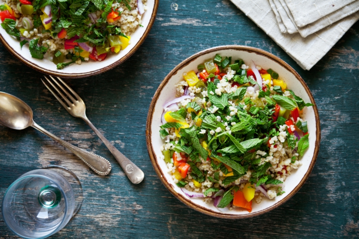 was ist gesunde ernährung, hier ein beispiel, salat mit quinoa und frisches spinat, tomaten und paprika, gesundes essen vegetarisch