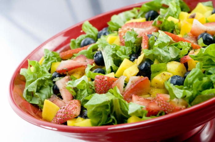 salat idee exotisch, erdbeeren, grünsalat, ananas, mais, oliven, ausgewogene ernährung plan