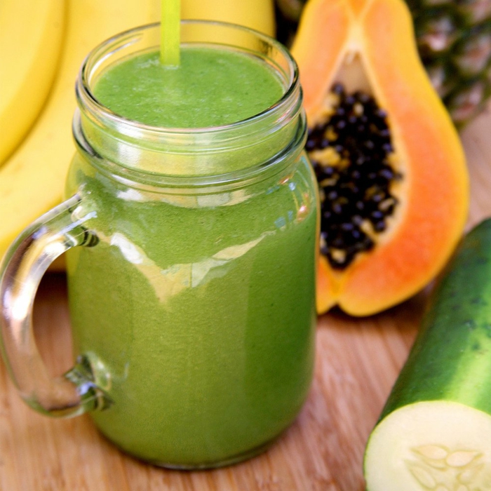 ein grünes Getränk aus Gurke und Avocado, in einem Glas mit gelben Trinkhalm, Fitness Gerichte