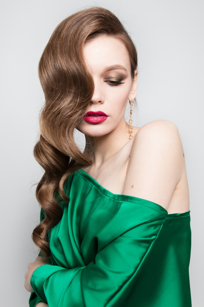 kurzhaarfrisuren für feines haar, grüne bluse, grünes kleid, rote lippen, seitliche frisur, augenschatten