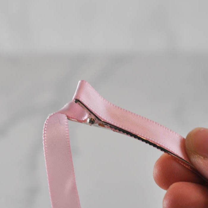Haarklammer mit rosafarbenem Band umwickeln, Haarschmuck selber machen