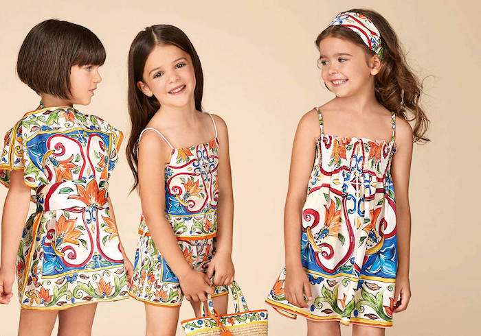 Schöne Kinderfrisuren und Outfits für besondere Anlässe, bunte Kleider für den Sommer