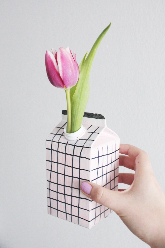 eine violette tulpe mit grünen blättern und eine weiße vase aus einem weißen tetra pack, recycling basteln mit papier