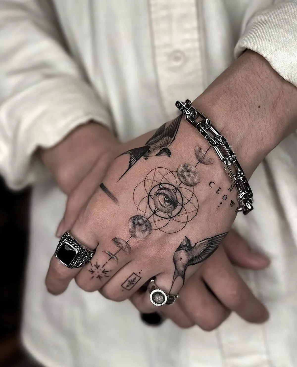 hand und finger tattoo ideen das allsehende auge