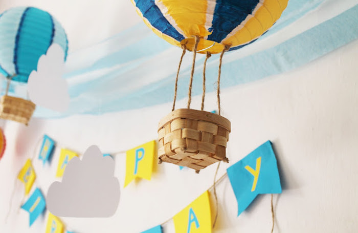 heißluftballon deko, girlande in gelb und blau, partydeko zum geburtstag, diy tutorial