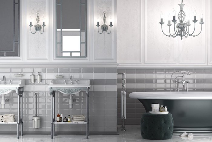 hellgrau wandfarbe, badezimmer im vintage stil, zwei spiegel, kronleuchter, schwarze freistehende badewanne