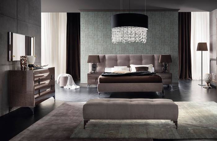 hellgrau wandfarbe, schwarze hängelampe mit kristallen, schlafzimmer in modern vinrage stil
