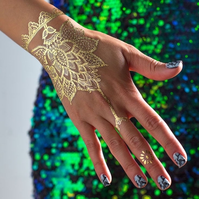 Goldenes Henna Tattoo an der Hand, Mandala Blume, grünes Glitzer Kleid