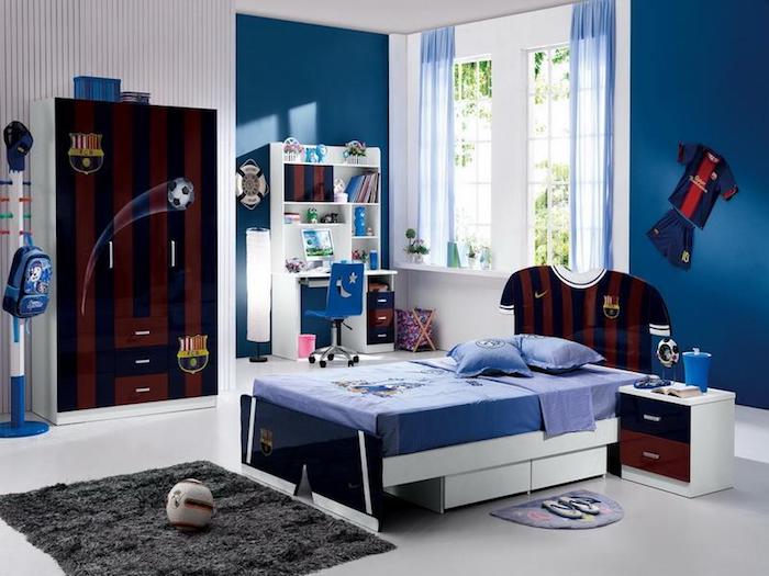 jugendzimmer ideen für kleine räume, flauschiger teppich, fußball t shirts, blaue wände