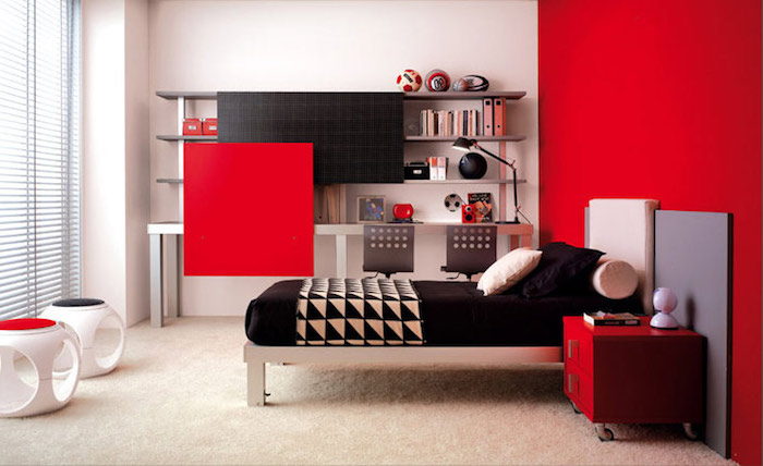 jugendzimmer ideen für kleine räume, möbel set in rot und schwarz, schwarze bettwäsche, sportbälle